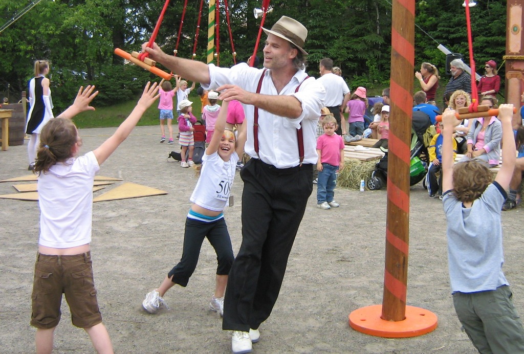 Le mât de Cocagne Le Moulin à Vent